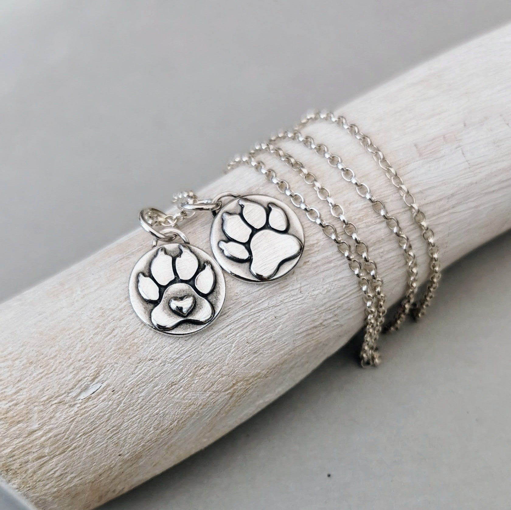 Nachhaltiger Kettenanhänger Hundepfote, aus recyceltem Silber handgefertigt, symbolisiert die Liebe zu Haustieren, personalisierbar mit Gravur.