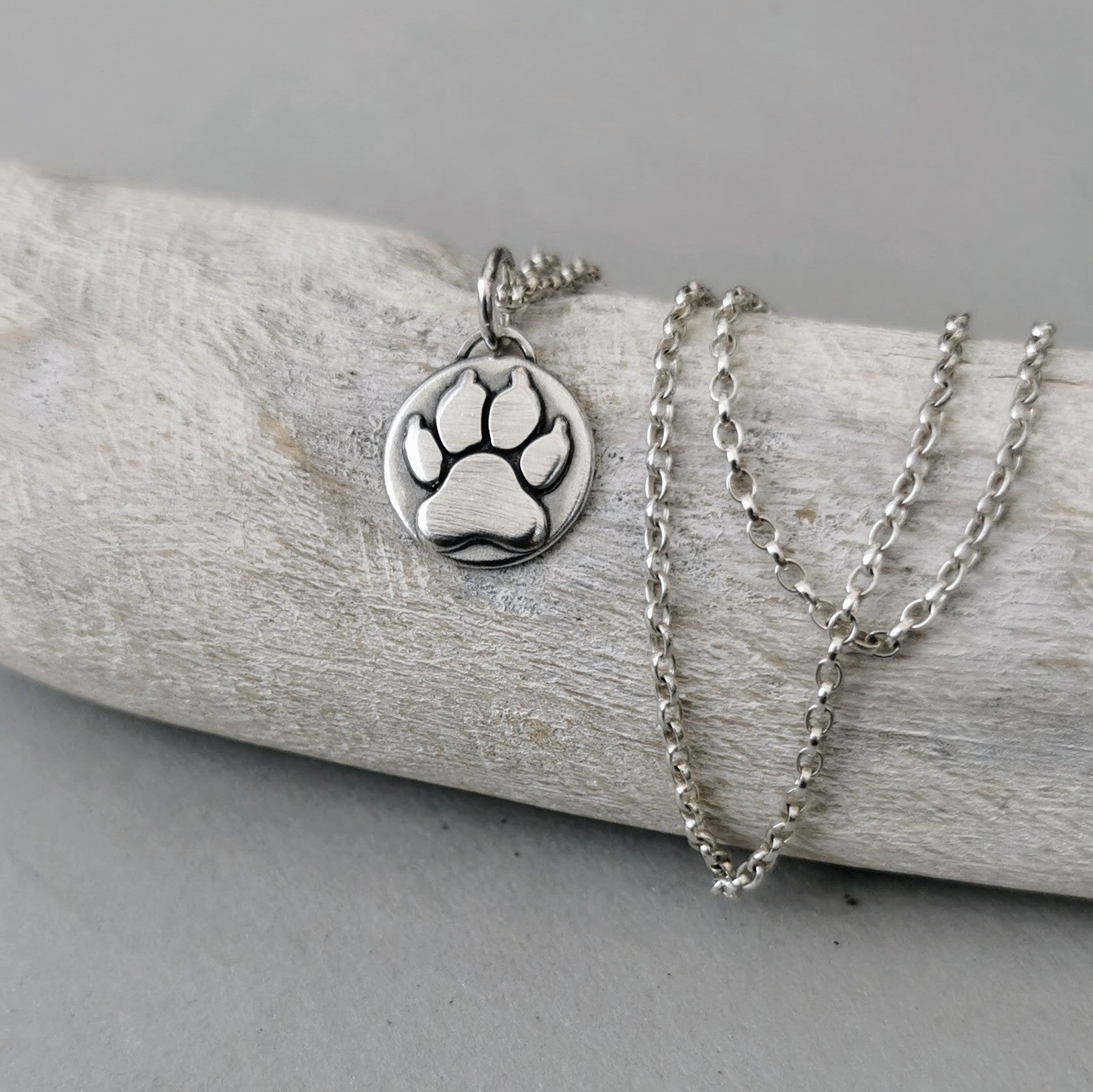 Ein besonderes Zeichen für Tierfreunde: Kettenanhänger Hundepfote, handgefertigt aus recyceltem 925er Silber, personalisierbar mit Gravur. Zeige deine Tierliebe mit diesem Unikat.