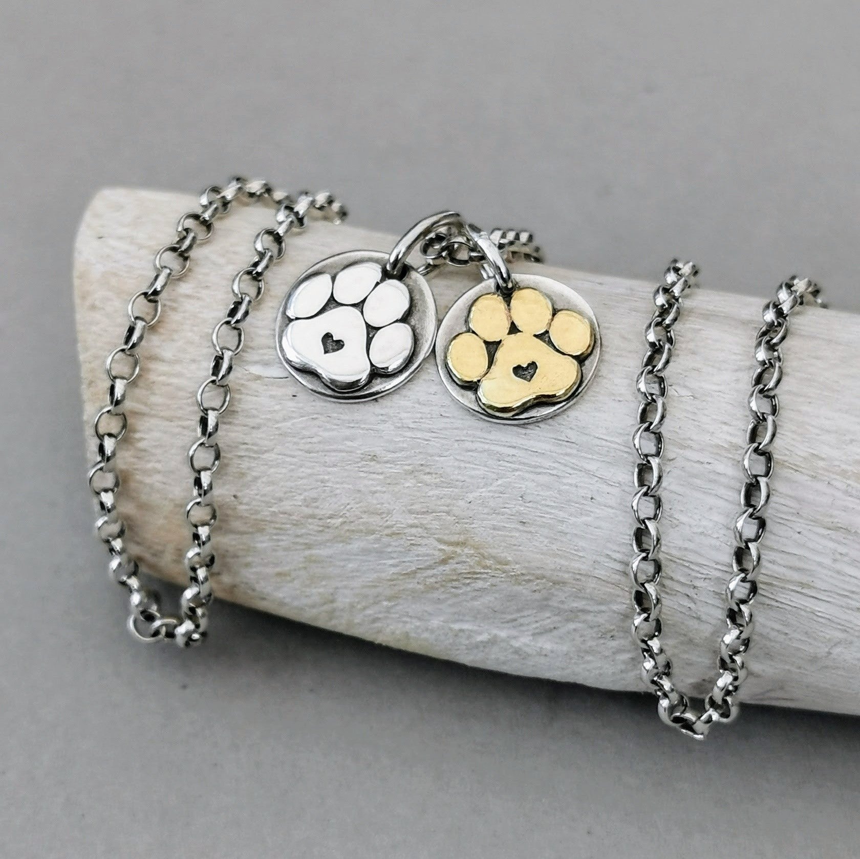 Handgefertigter Hundepfoten - Anhänger mit Herz, aus recyceltem Silber auch mit Gold, personalisierbar mit Gravur, nachhaltig hergestellt.