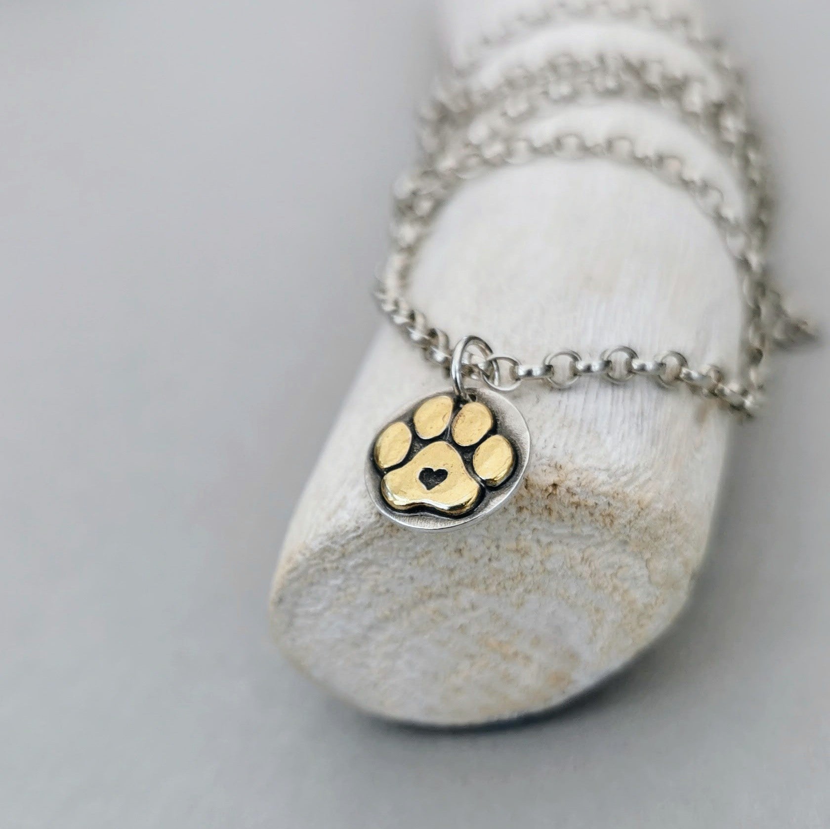 Nachhaltiger Kettenanhänger Hundepfote mit Herz, aus recyceltem Silber handgefertigt, Symbol für Pfotenliebe und Liebe zu Haustieren, personalisierbar mit Gravur.