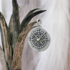 Handgefertigter Kompass - Anhänger mit Herz aus recyceltem Silber, Symbol für Liebe, Orientierung und den inneren Kompass, personalisierbar mit Gravur.