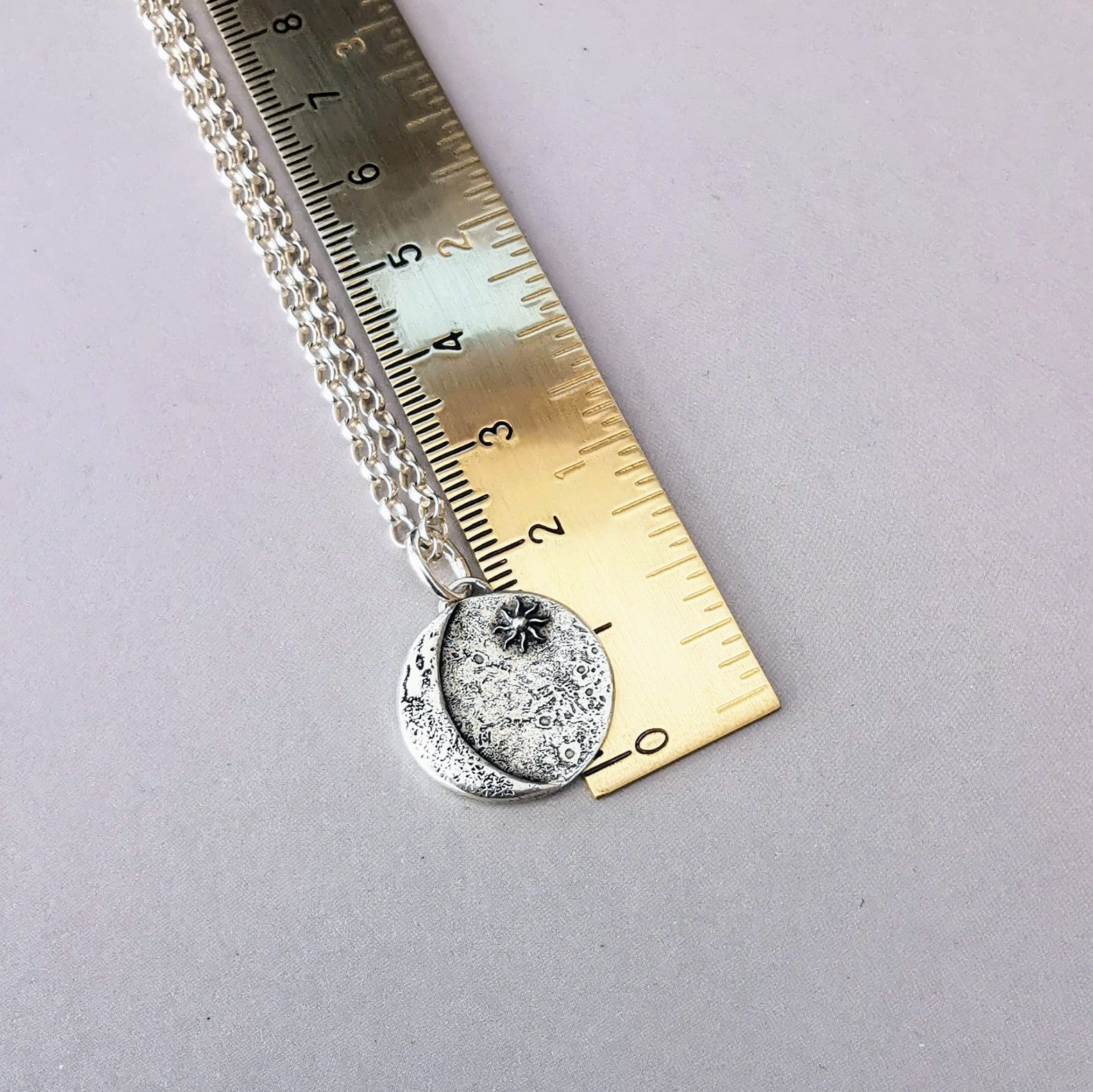 Kettenanhänger "Mond & Sonne" aus recyceltem 925er Silber, handgefertigt in Deutschland