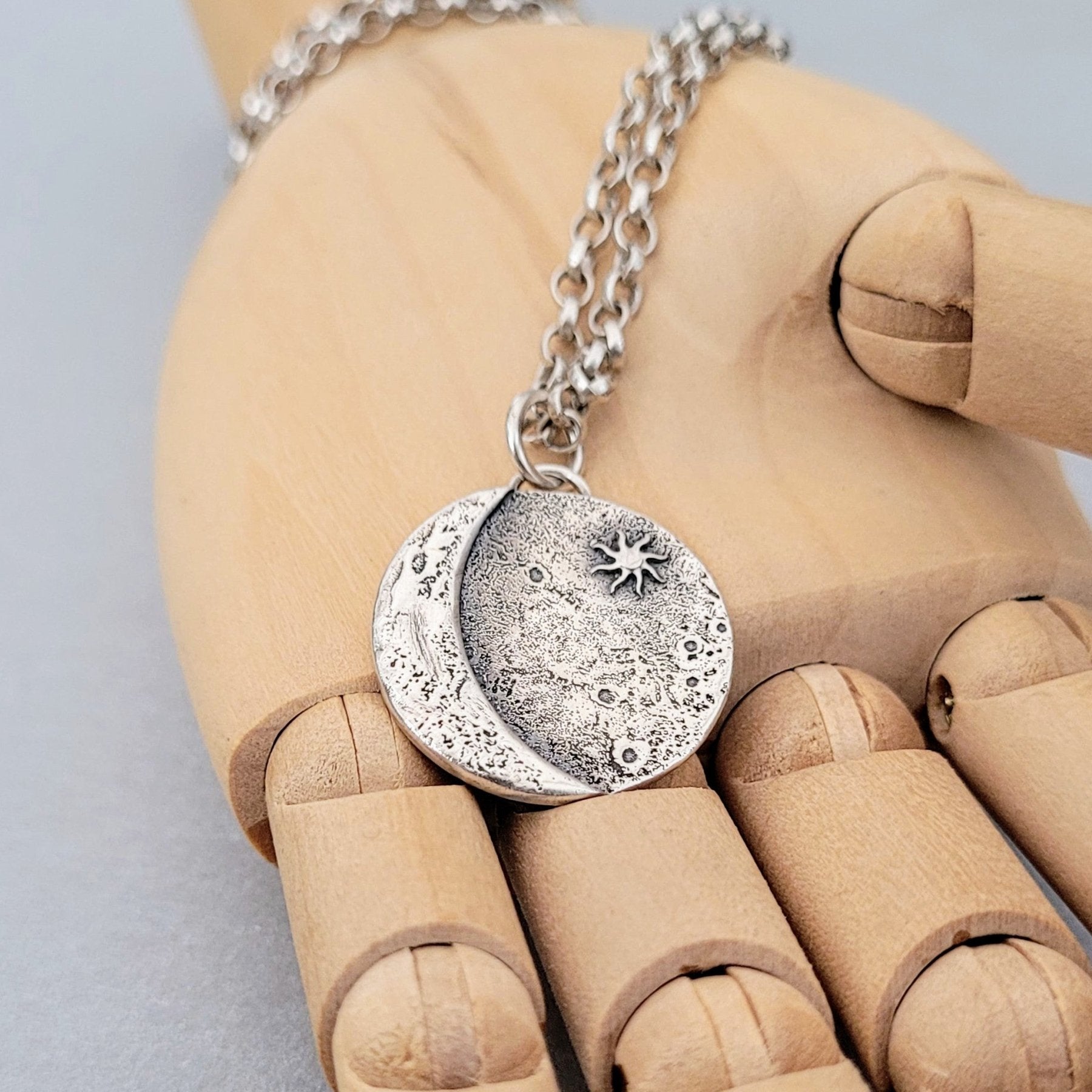 Kettenanhänger "Mond & Sonne" aus recyceltem 925er Silber, handgefertigt in Deutschland