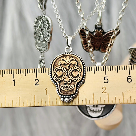 Kettenanhänger La Catrina in Love aus Bronze und recyceltem 925er Silber - in Bicolor. Handgefertigt in Deutschland, optional mit persönlicher Gravur auf der Rückseite. Viva la vida!