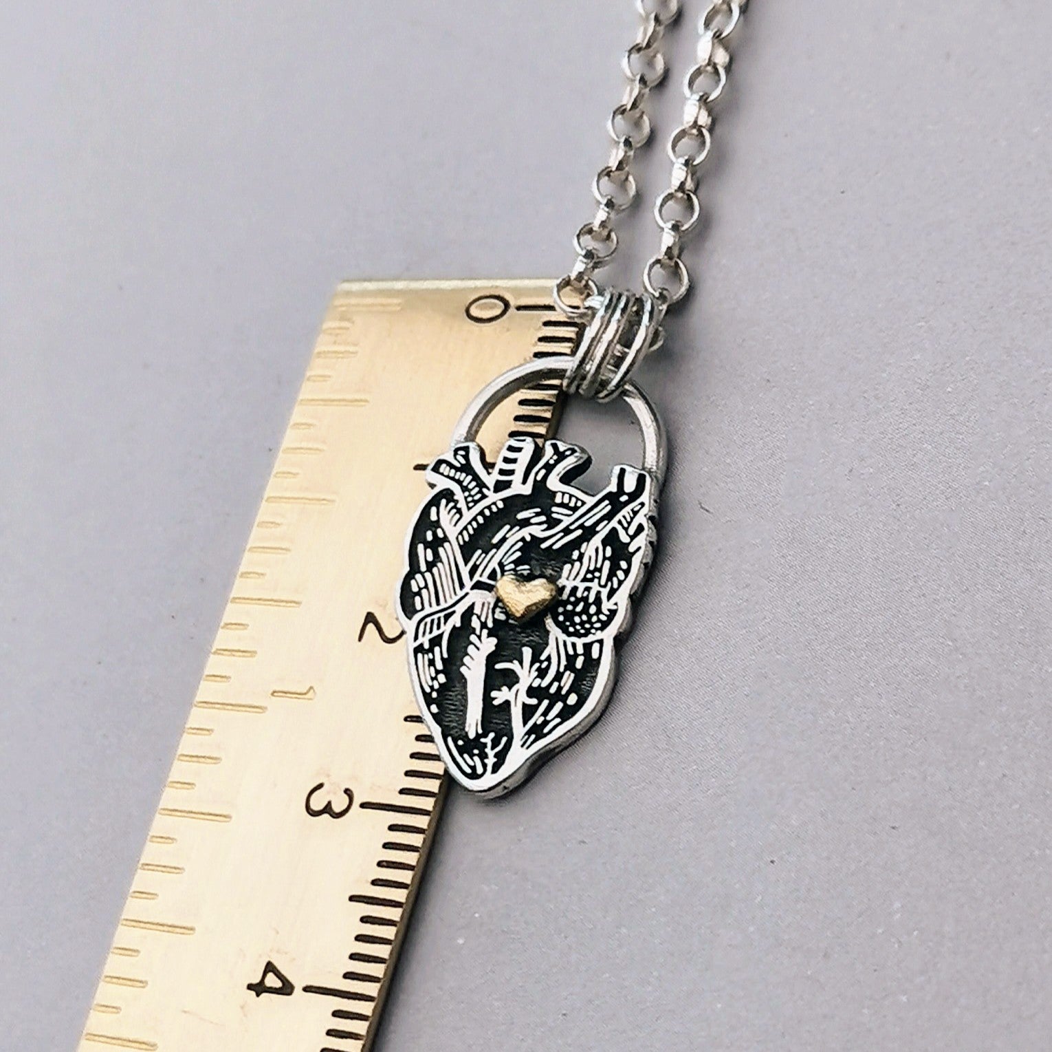 Kettenanhänger "Liebe im Herzen" Bicolor, Anatomisches Herz aus recyceltem Silber