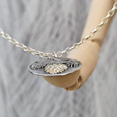 Handgefertigter Kettenanhänger „Tannenzapfen“ aus recyceltem 925er Sterlingsilber mit Teilvergoldung in 24 Karat Gelbgold. Symbol für Transformation, Geduld und inneres Wachstum – nachhaltiger Schmuck mit Bedeutung, aus Deutschland.