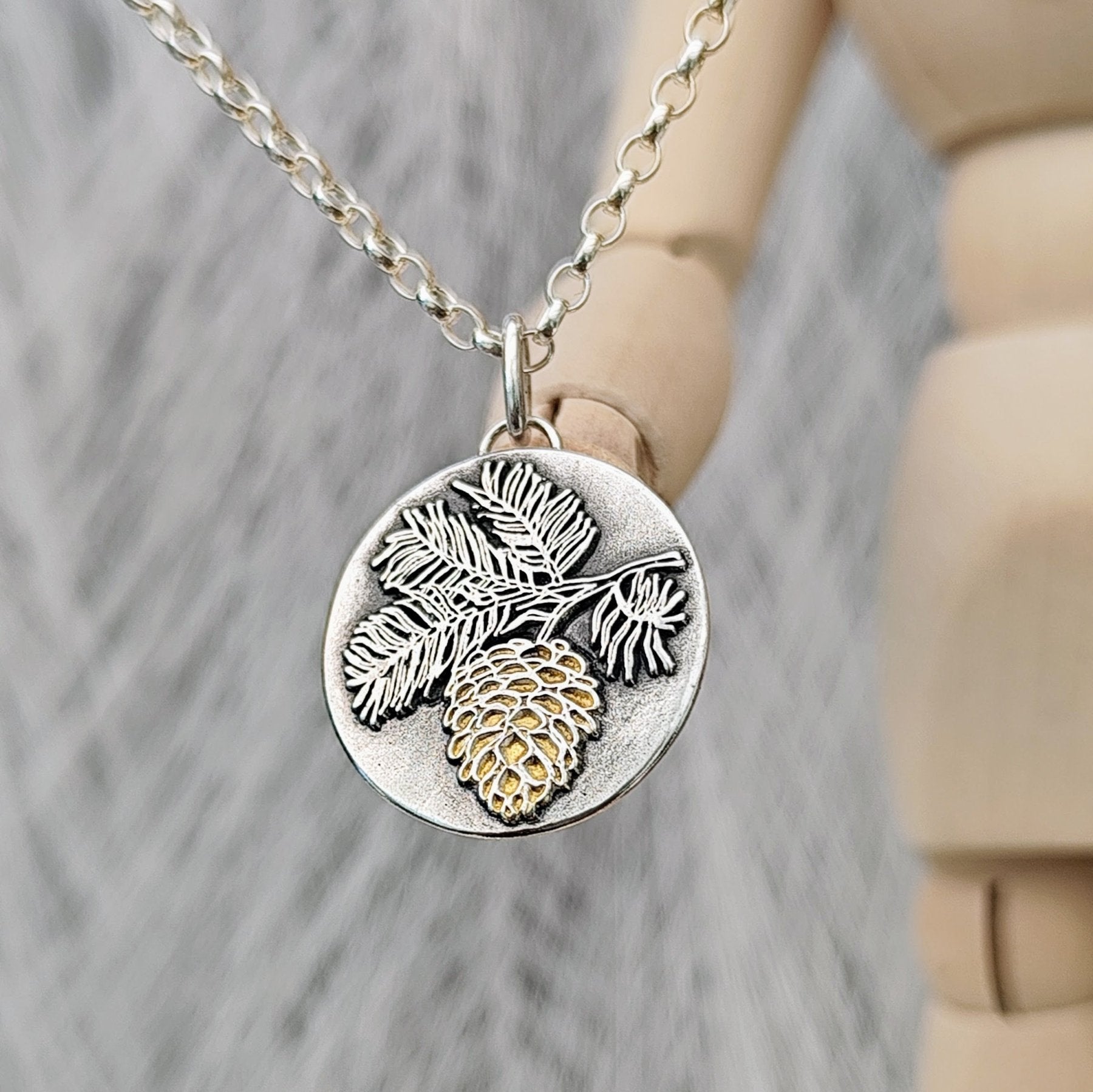 Tannenzapfen - Anhänger als Sinnbild für Wandel, Geduld und Naturverbundenheit. Handgefertigt aus recyceltem Silber mit 24K Teilvergoldung – nachhaltiger Symbolschmuck aus meinem Atelier in Deutschland.