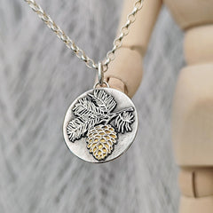 Tannenzapfen - Anhänger als Sinnbild für Wandel, Geduld und Naturverbundenheit. Handgefertigt aus recyceltem Silber mit 24K Teilvergoldung – nachhaltiger Symbolschmuck aus meinem Atelier in Deutschland.