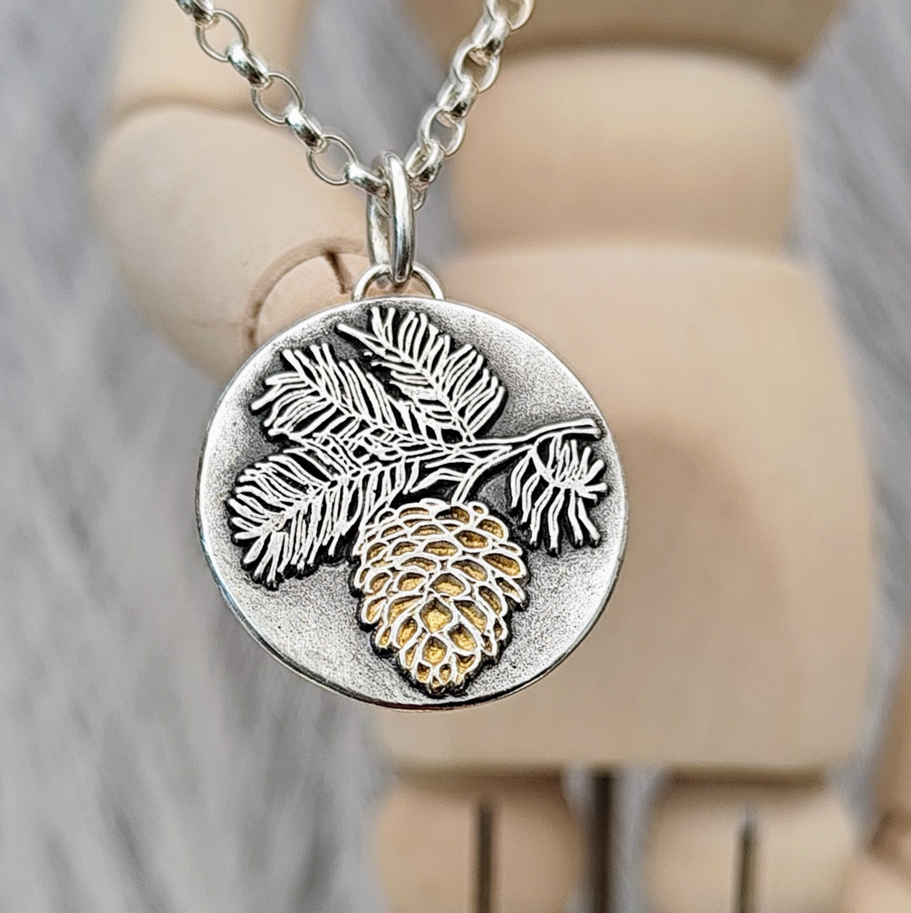 Handgefertigter Kettenanhänger „Tannenzapfen“ aus recyceltem 925er Sterlingsilber mit Teilvergoldung in 24 Karat Gelbgold. Symbol für Transformation, Geduld und inneres Wachstum – nachhaltiger Schmuck mit Bedeutung, aus Deutschland.