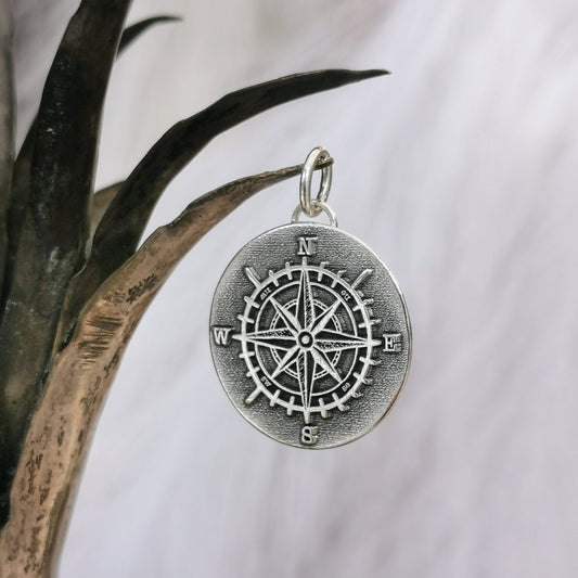 Handgefertigter Kettenanhänger aus recyceltem 925er Silber in Form eines Kompasses, Symbol für Orientierung und Navigation, personalisierbar mit Gravur.