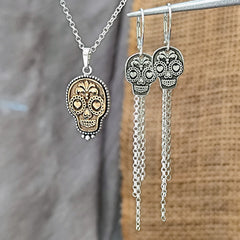 Handgefertigte Ohrringe "La Catrina & her Lover" aus recyceltem 925er Silber – inspiriert von der mexikanischen Folklore. Ein Schmuckstück voller Symbolik für Liebe, Leben und Vergänglichkeit. Jeder Moment zählt – Viva la Vida! Nachhaltig gefertigt im Atelier animoART in Deutschland. Slow Fashion & Unikat – perfekt als Geschenk mit Bedeutung, liebevoll verpackt in Faltetui mit Trägerkärtchen.