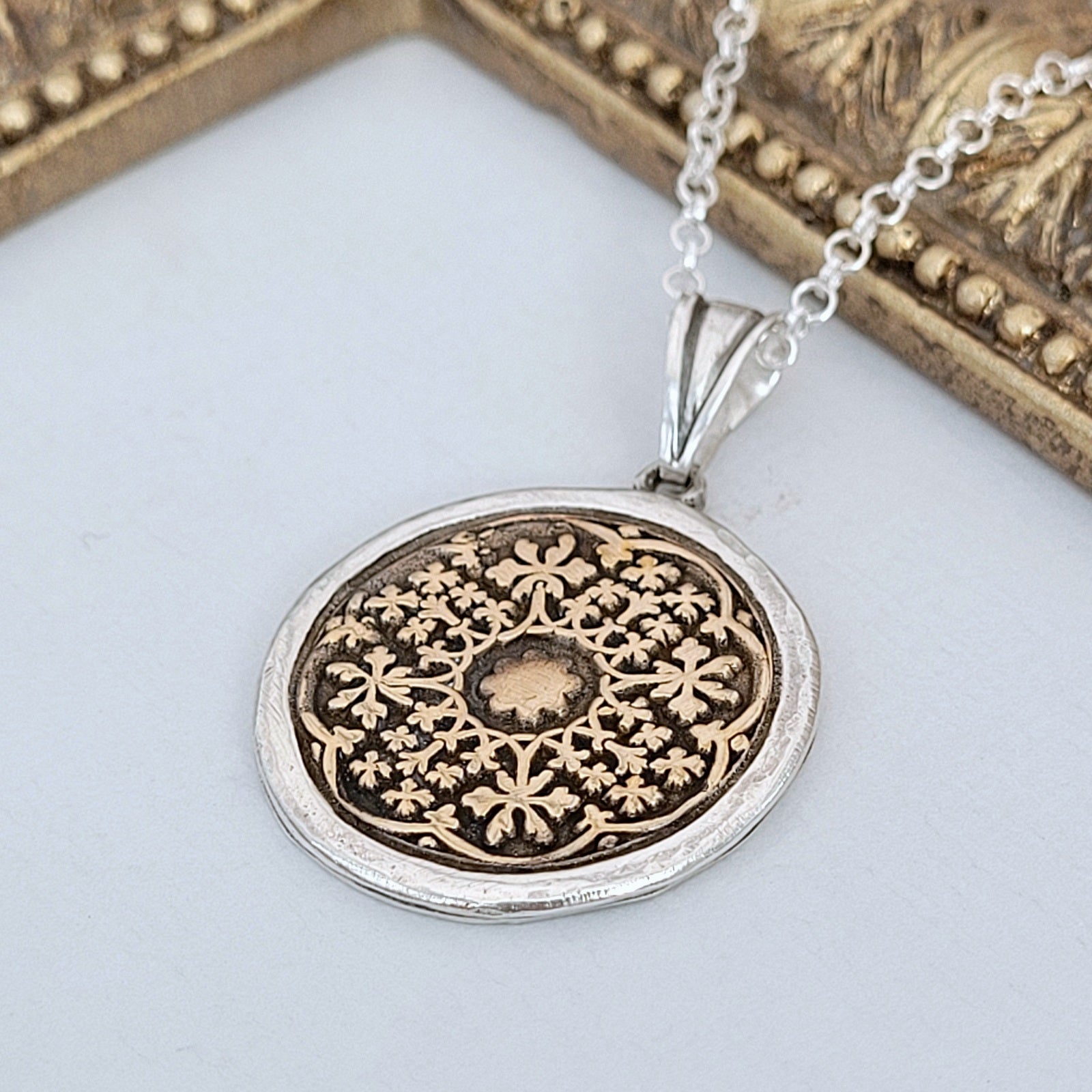 Mandala - Anhänger, Bronze - Taler gefasst in recyceltem Silber, Rückseite gravierbar, handgefertigtes Symbol für Harmonie.