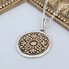 Mandala - Anhänger, Bronze - Taler gefasst in recyceltem Silber, Rückseite gravierbar, handgefertigtes Symbol für Harmonie.