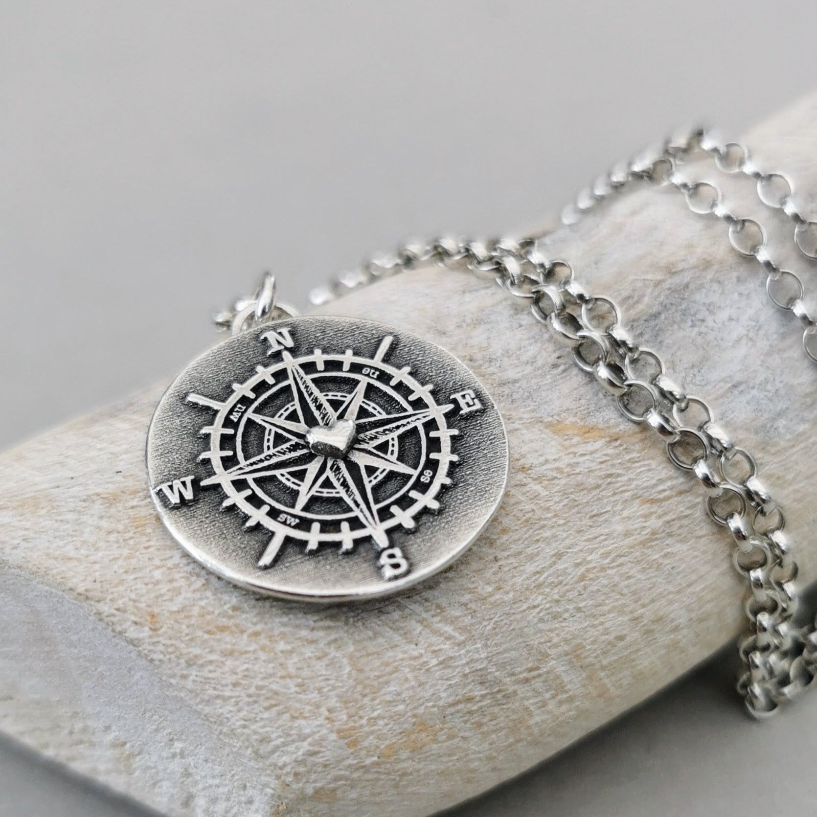 Kettenanhänger "Kompass mit Herz" recyceltes Silber - animoART