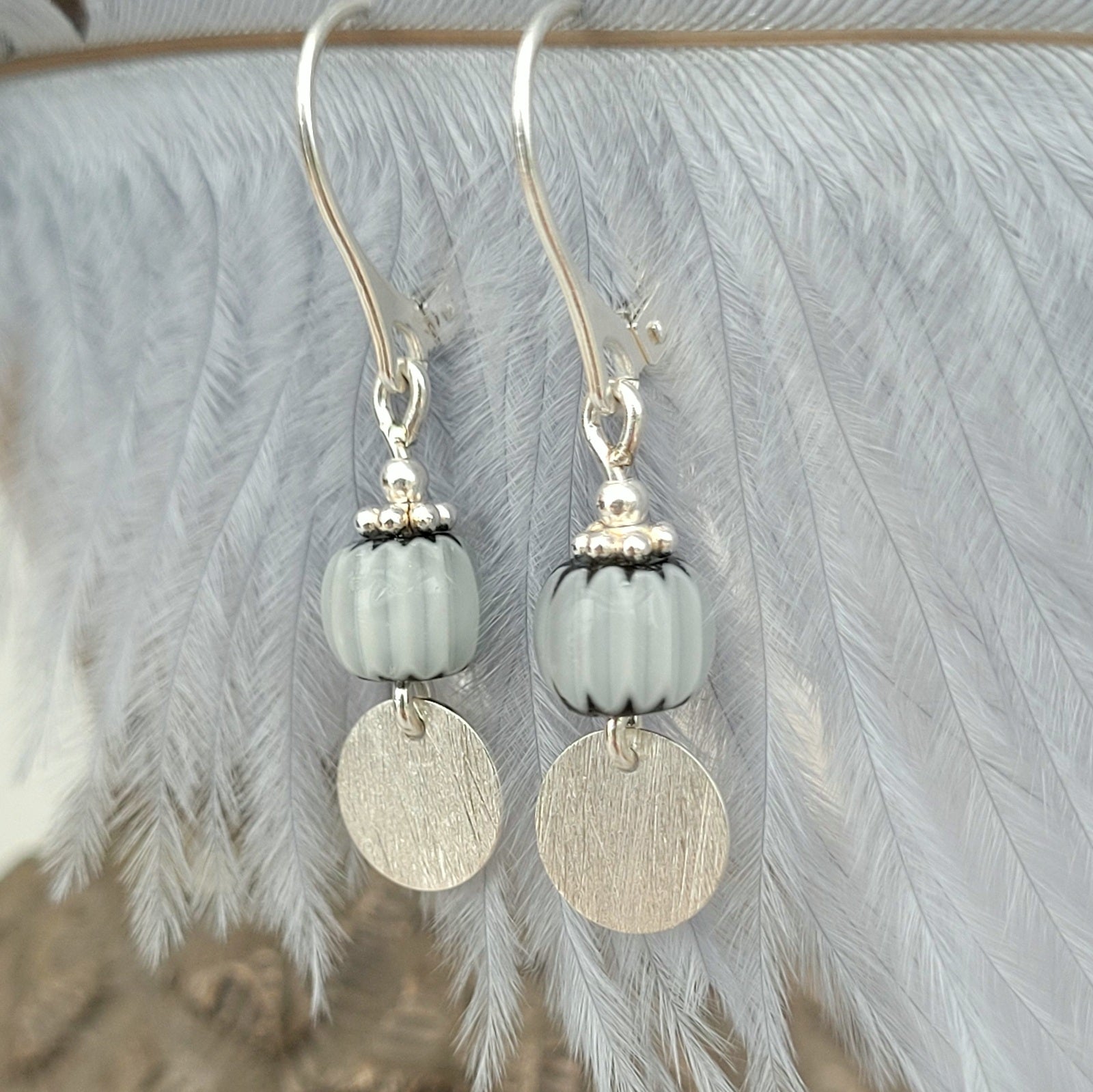 Ohrringe mit Millefiori Perlen in grau weiß, 925er Silber - animoART