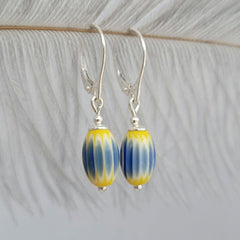 Farbenfrohe Ohrringe mit Millefiori Perlen in blau gelb, 925er Silber - animoART
