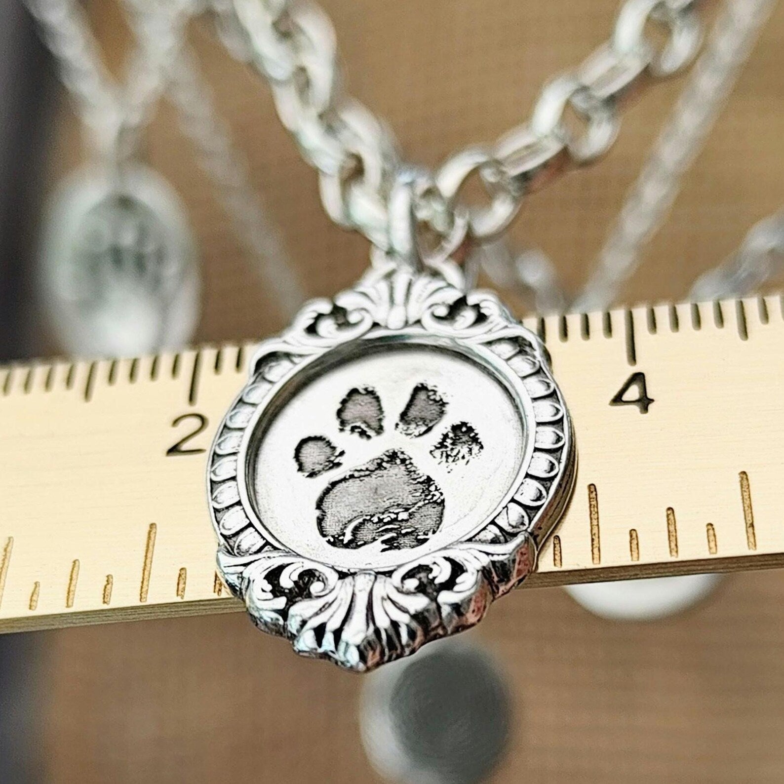 Gravierte Pfote aus Sterlingsilber, handgefertigt in Deutschland