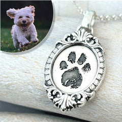 gravierte Pfote auf einen Anhänger aus Silber