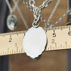 Die Gravur der Pfote deines Hundes auf einem Anhänger aus Sterlingsilber