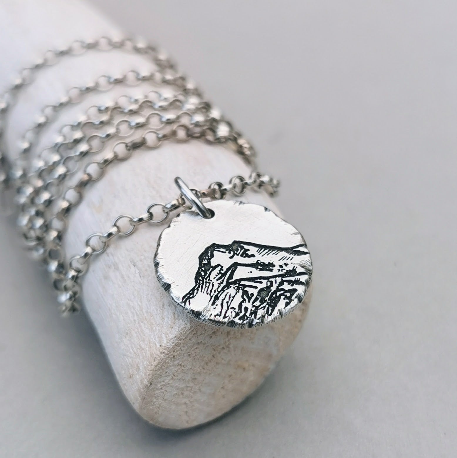 Rustikale Kette "Der Berg ruft" mit Bergmotiv, aus recyceltem 925er Silber. Handgefertigter Anhänger mit mattem Finish und dunkler Patinierung. Symbolisiert Natur, Abenteuer und Lebensfreude. Optional mit Gravur, erhältlich mit oder ohne Kette. Sorgfältig verpackt, perfektes Geschenk.