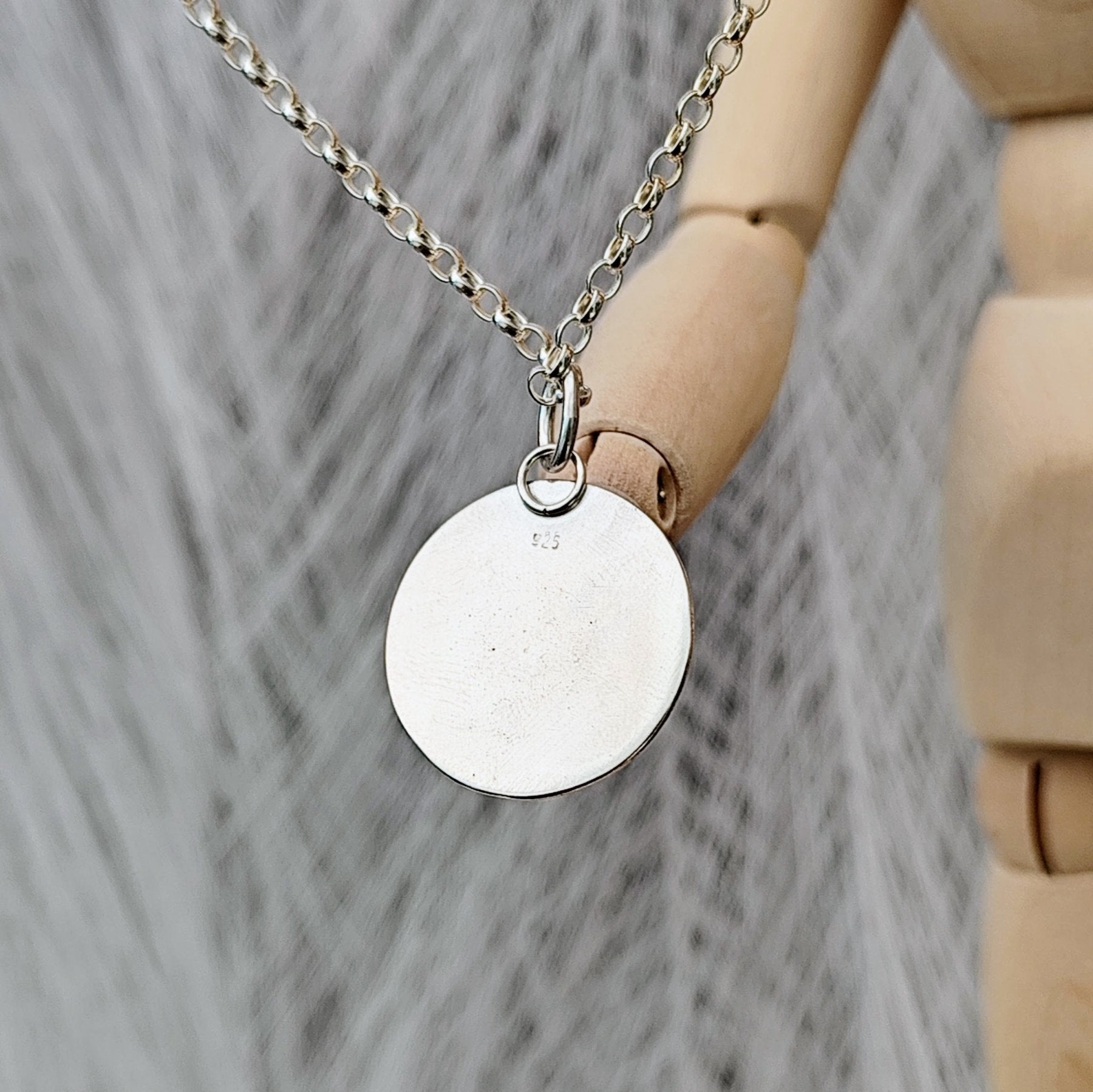 Handgefertigter Kettenanhänger „Tannenzapfen“ aus recyceltem 925er Sterlingsilber mit Teilvergoldung in 24 Karat Gelbgold. Symbol für Transformation, Geduld und inneres Wachstum – nachhaltiger Schmuck mit Bedeutung, aus Deutschland.