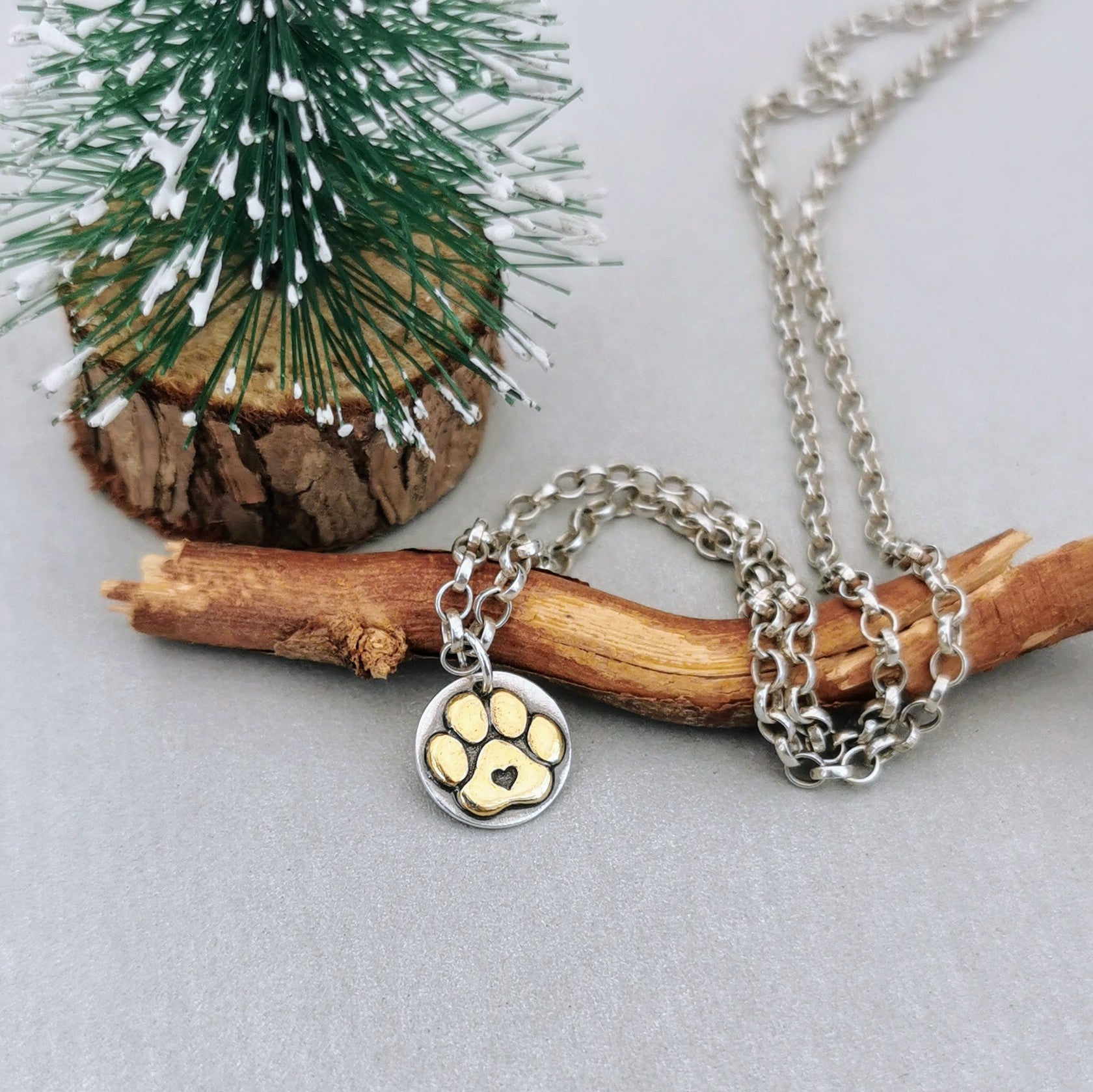 Nachhaltiger Kettenanhänger Hundepfote mit Herz und vergoldeter Pfote, handgefertigt aus recyceltem Silber, Symbol für Pfotenliebe, personalisierbar mit Gravur.