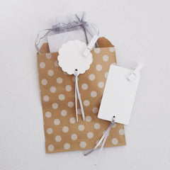 Geschenktüte aus Papier mit Namensschild, Schleifband & kleiner Holzklammer. Dazu gibt´s einen lustigen Geschenkanhänger.