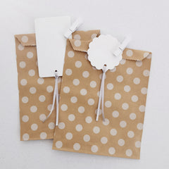 Geschenktüte aus Papier mit Namensschild, Schleifband & kleiner Holzklammer. Dazu gibt´s einen lustigen Geschenkanhänger.