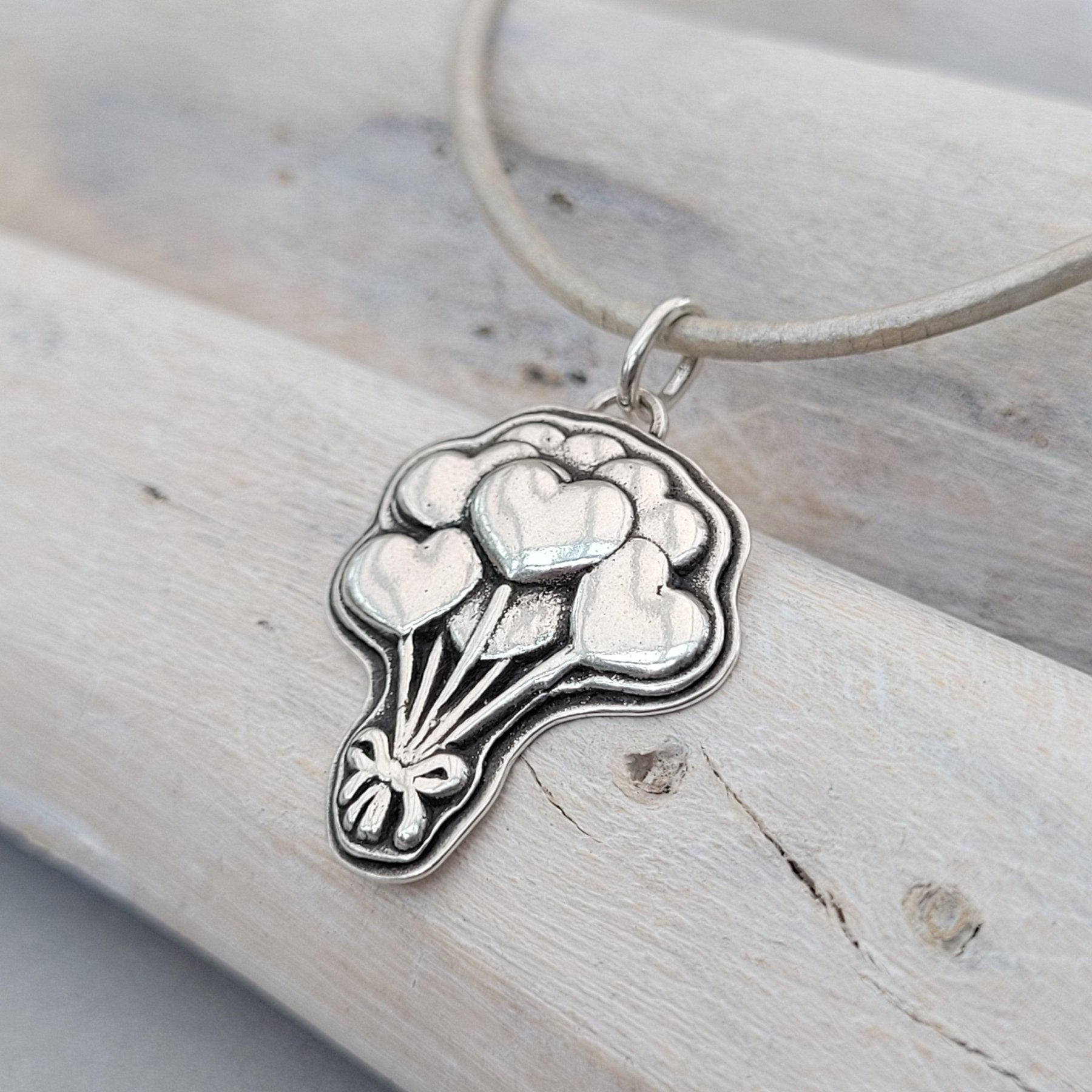 Sofort versandfähig, Anhänger "Love is in the air" aus recyceltem Silber - animoART