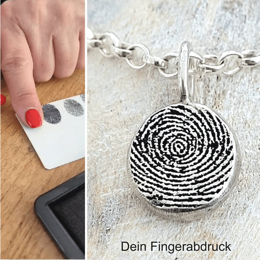 Anhänger mit Fingerabdruck "Nugged" - animoART Anhänger mit Fingerabdruck Aus der Kollektion Nuggets Dein persönliches Schmuckstück mit Gravur Jeder Anhänger ist handgefertigt aus recyceltem Silber und keiner gleicht exakt dem anderen. Du bekommst dein personalisiertes Unikat. Dein Fingerabdruck wird auf die Vorderseite graviert. Zusätzlich kannst du einen Text als Gravur auf der Rückseite wählen.