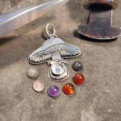 Anhänger "Pilz mit Amethyst" aus recyceltem Silber - animoART