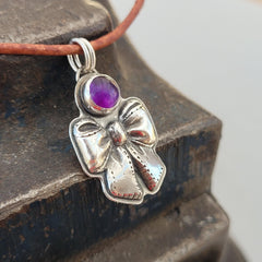 Anhänger "Schleife mit Amethyst" aus recyceltem Silber - animoART