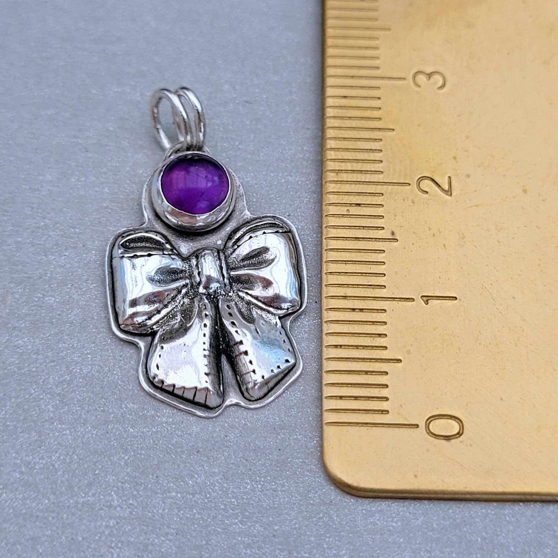 Anhänger "Schleife mit Amethyst" aus recyceltem Silber - animoART
