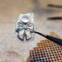 Anhänger "Schleife mit Amethyst" aus recyceltem Silber - animoART