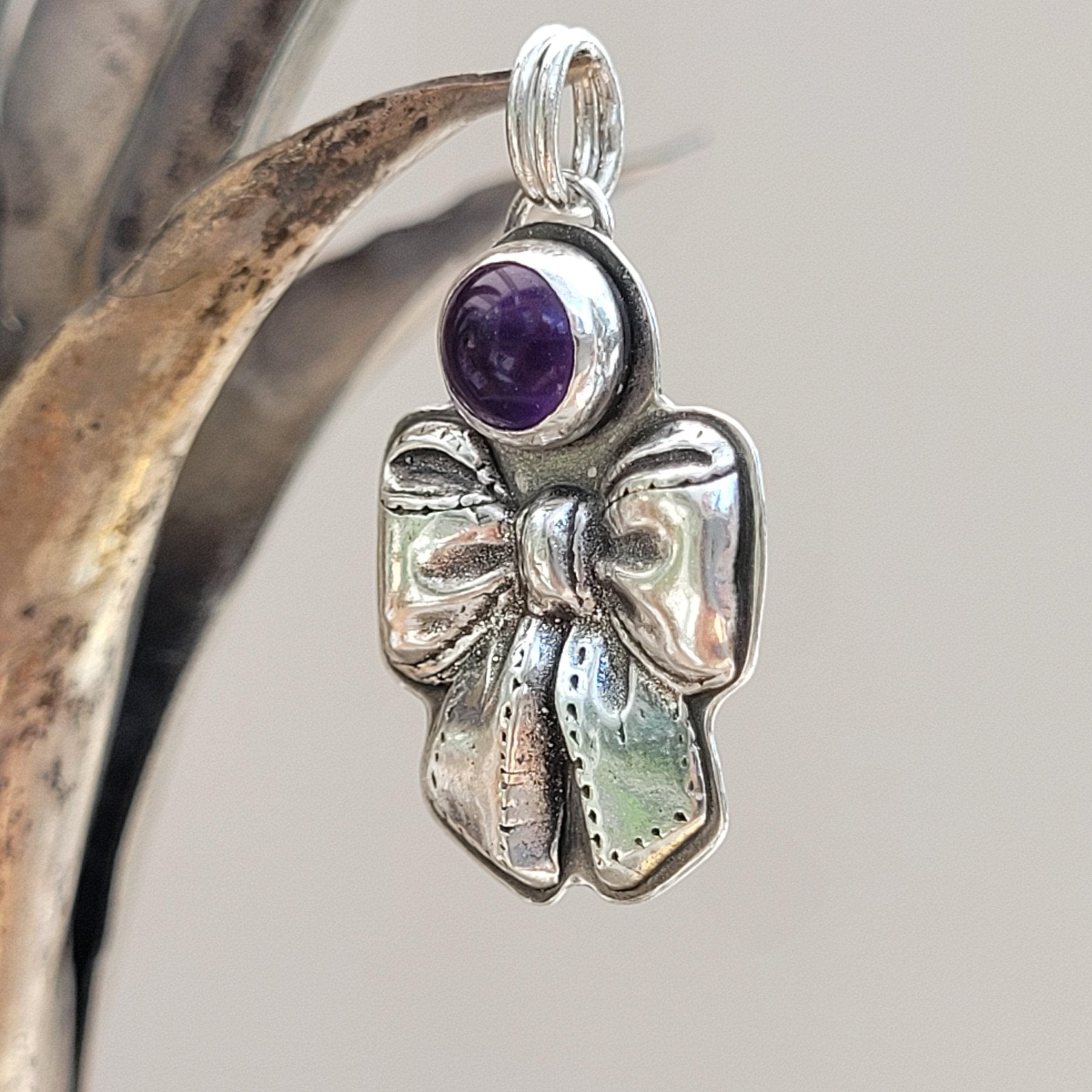 Anhänger "Schleife mit Amethyst" aus recyceltem Silber - animoART