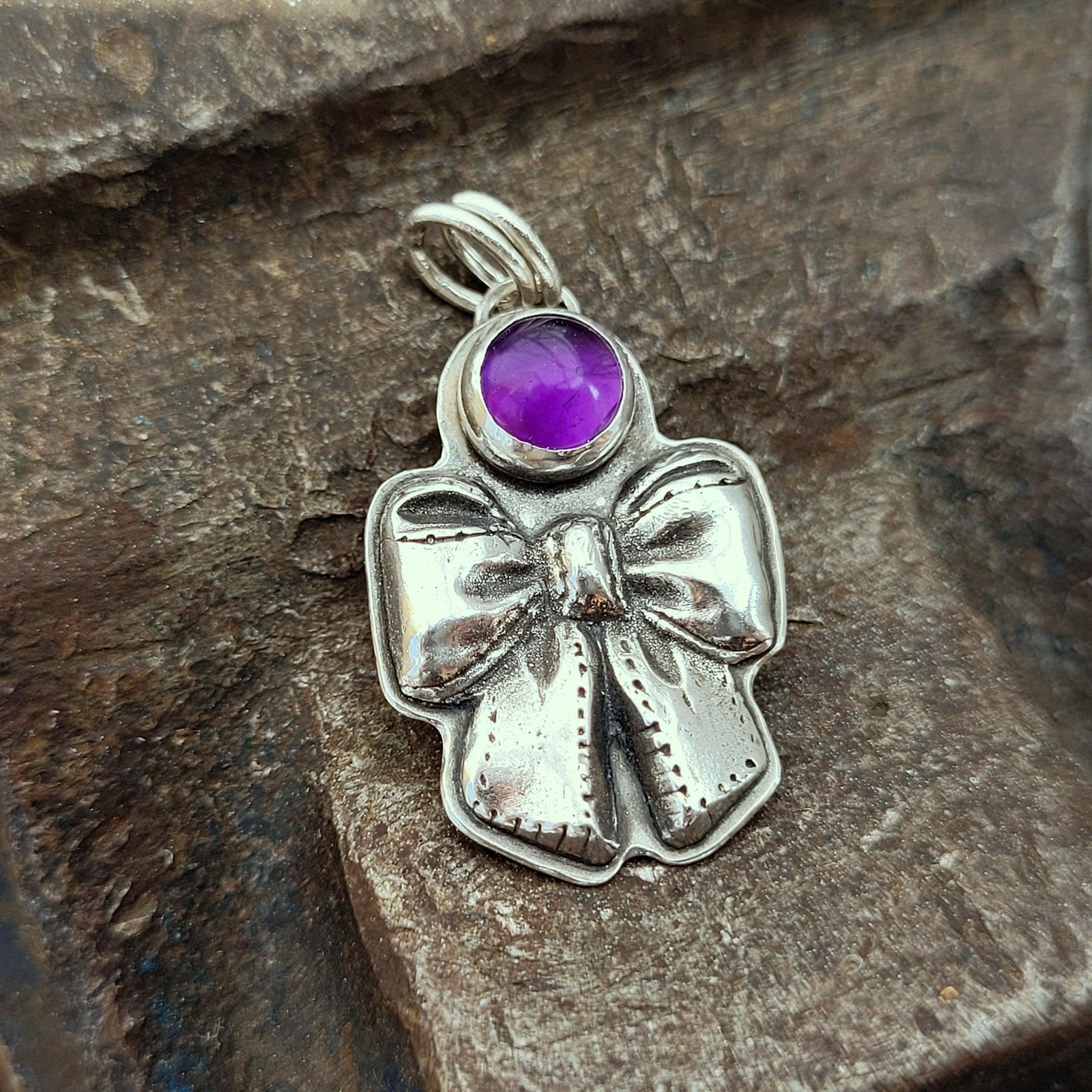 Anhänger "Schleife mit Amethyst" aus recyceltem Silber - animoART