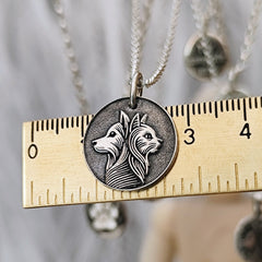 Handgefertigter Kettenanhänger aus recyceltem 925er Silber mit Hund - und - Katze - Motiv, wahlweise mit Gravur, perfekt als Geschenk.