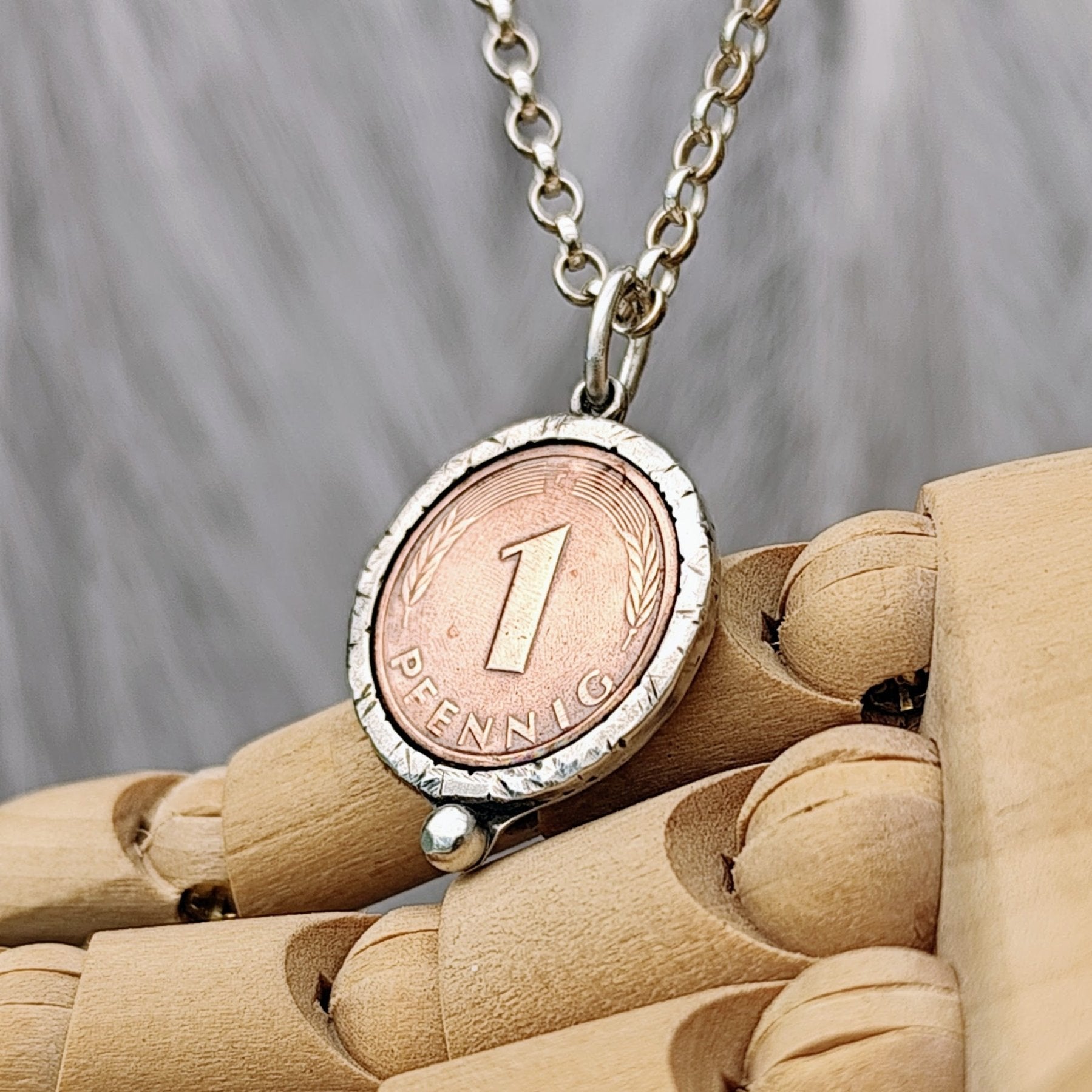 Kettenanhänger Glückspfennig, gefertigt aus alter 1 - Pfennig - Münze und recyceltem 925er Silber, matt und patiniert, personalisierbar mit Gravur.