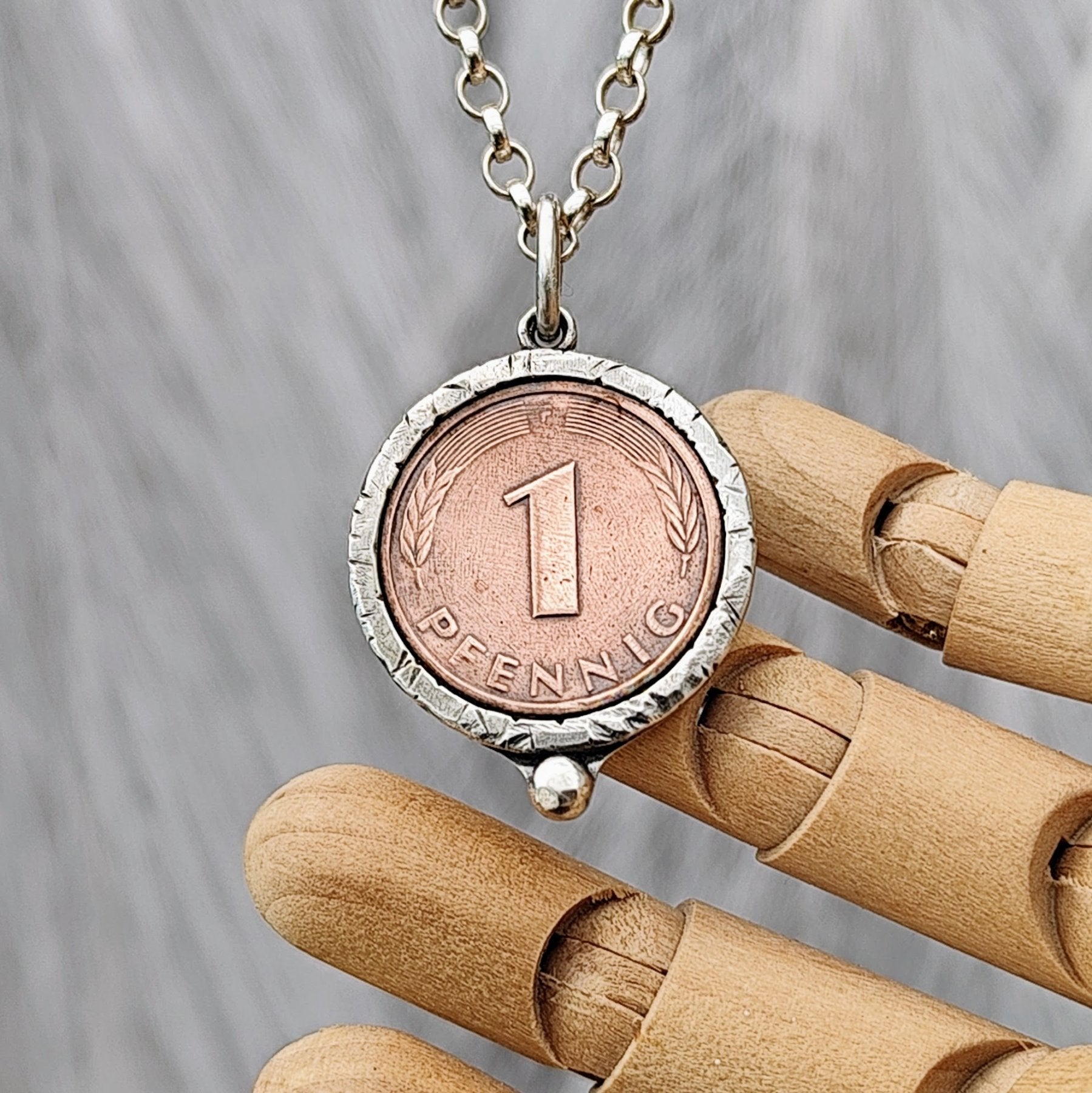 Handgefertigter Kettenanhänger Glückspfennig aus echtem Pfennig und recyceltem 925er Silber, rustikales Finish, Gravur - Option, Geschenkidee.