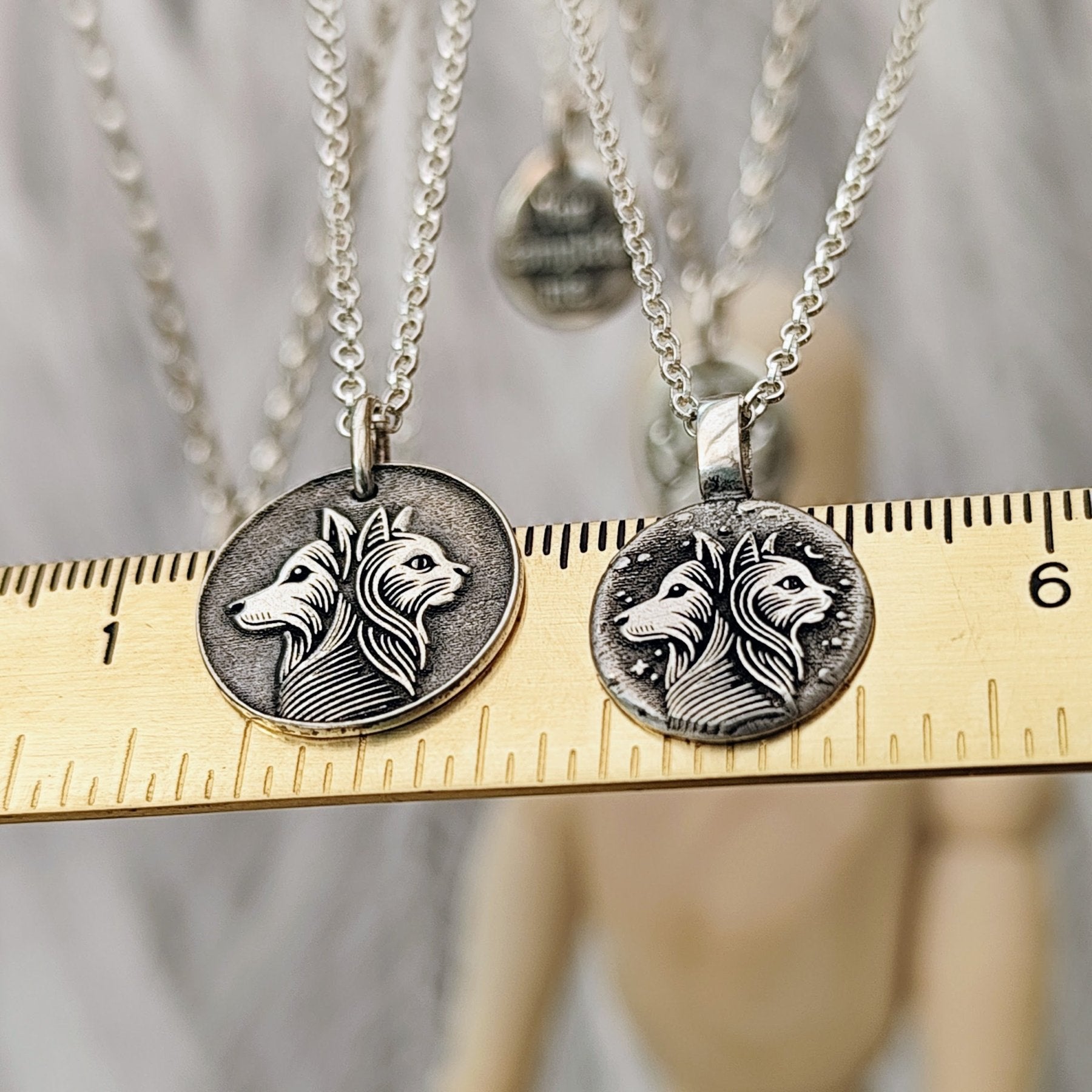 Hund & Katze Anhänger aus recyceltem 925er Silber, mit dunkler Patinierung und Gravuroption, ein Symbol für Freundschaft.