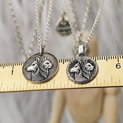 Hund & Katze Anhänger aus recyceltem 925er Silber, mit dunkler Patinierung und Gravuroption, ein Symbol für Freundschaft.