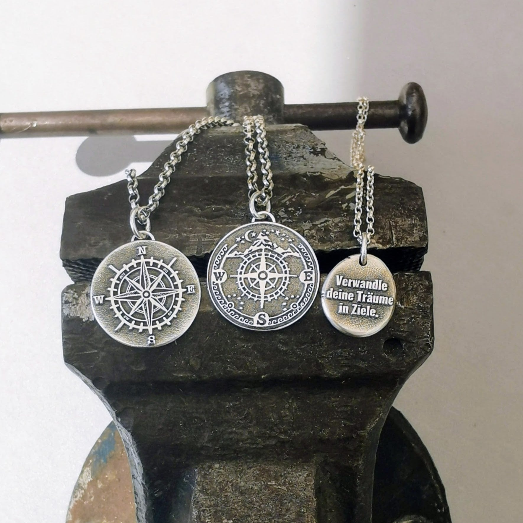 Nachhaltiger Kettenanhänger in Kompass - Form aus recyceltem Silber, ein Symbol für Navigation und Orientierung, handgefertigt in Deutschland.