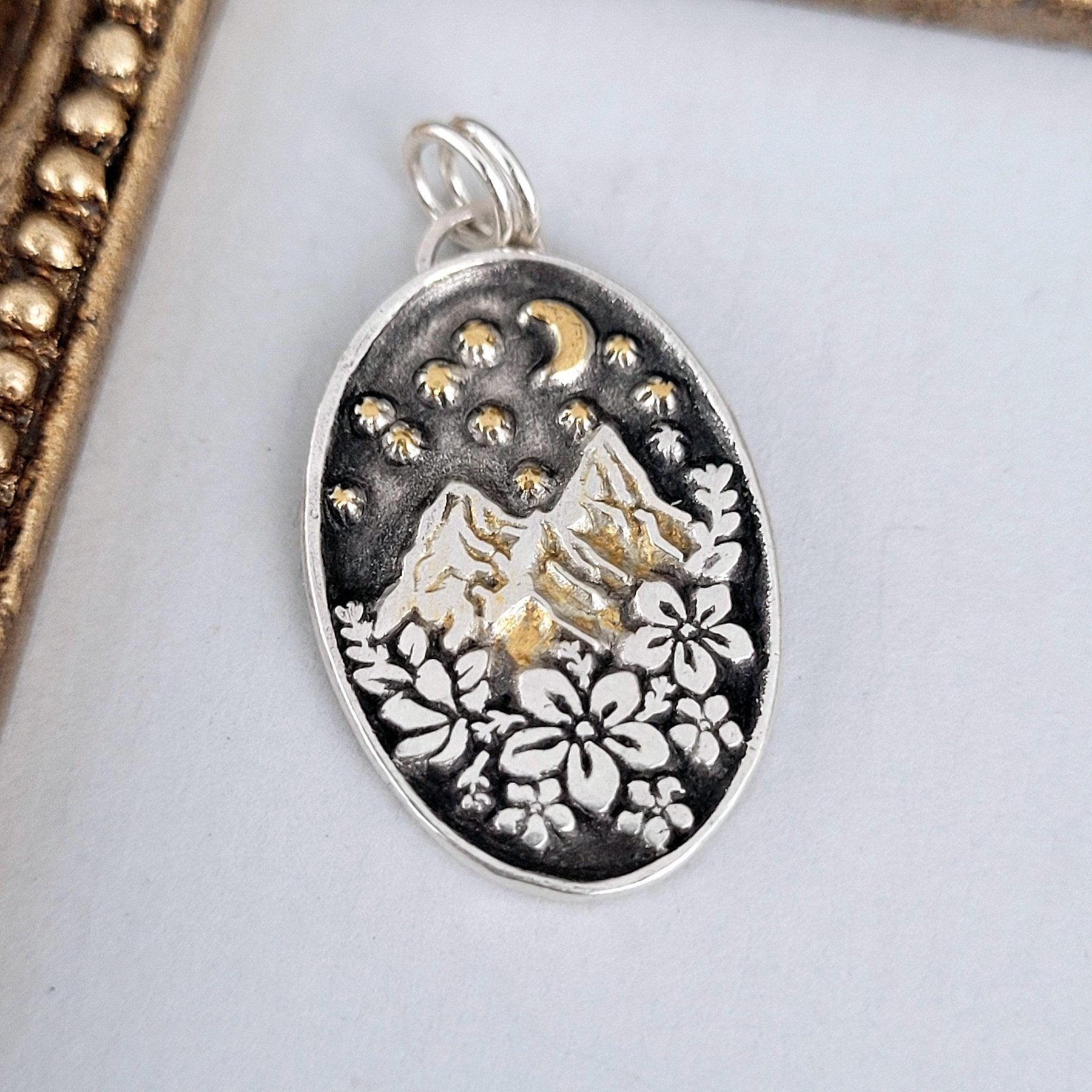 Handgefertigter Anhänger Blumen - Berge mit Mondschein, recyceltes Silber und Teilvergoldung in gelbgold, gravierbare Rückseite, erhältlich mit Leder - oder Silberkette.
