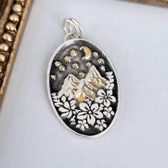Handgefertigter Anhänger Blumen - Berge mit Mondschein, recyceltes Silber und Teilvergoldung in gelbgold, gravierbare Rückseite, erhältlich mit Leder - oder Silberkette.