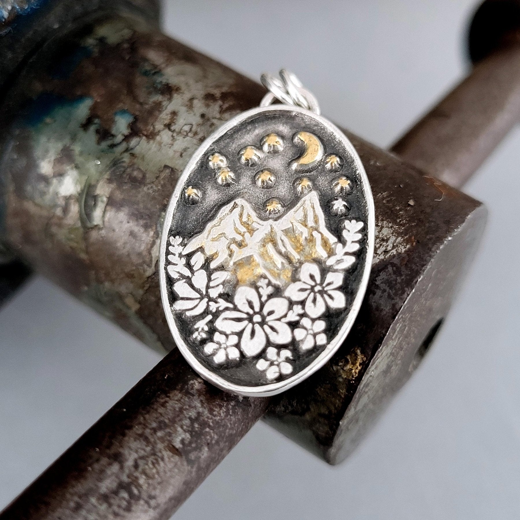 Blumen - Berge mit Mondschein Anhänger, recyceltes Silber und Teilvergoldung in Gelbgold, handgefertigt, gravierbare Rückseite, erhältlich mit Leder - oder Silberkette