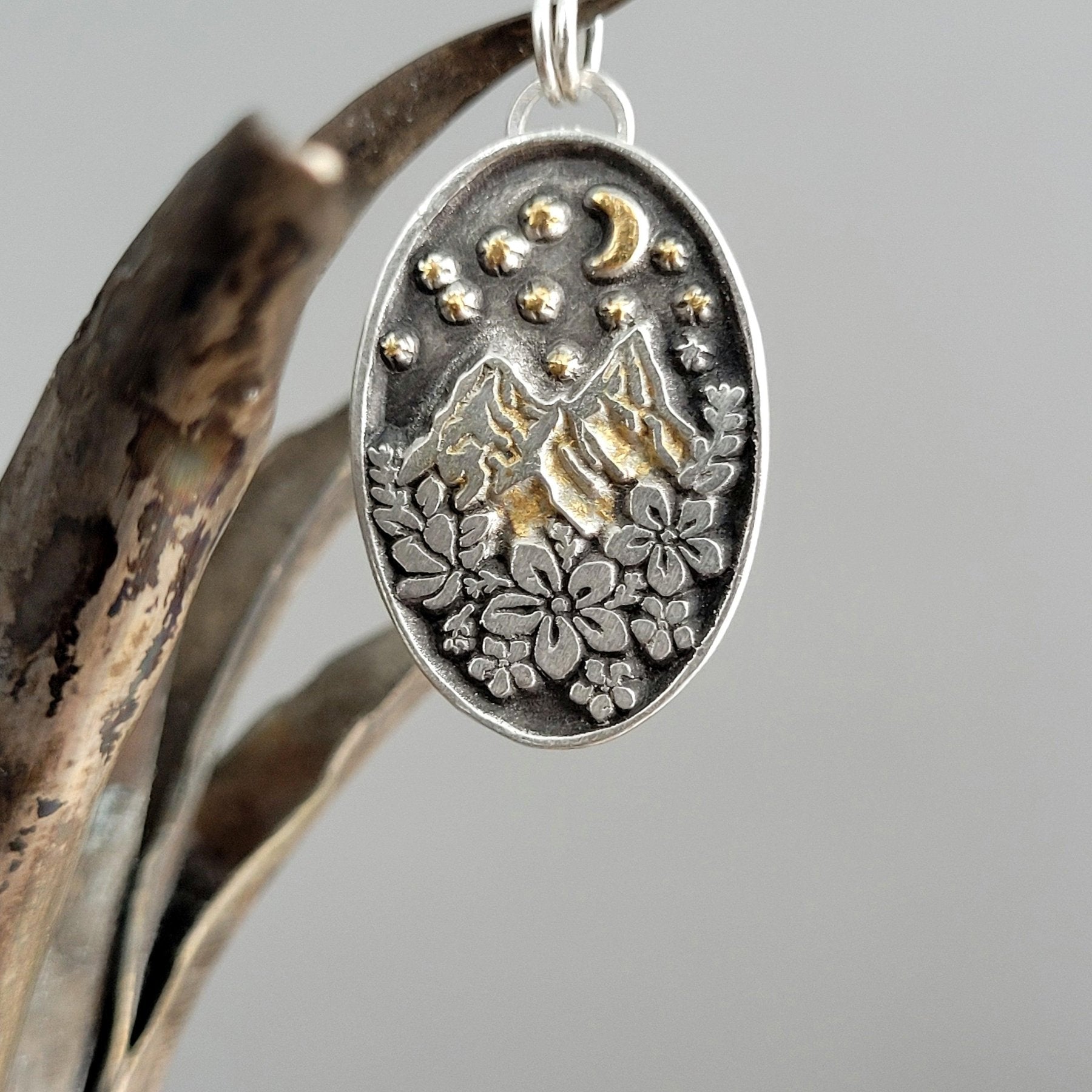 Kettenanhänger Blumen - Berge mit Mondschein, aus recyceltem Silber, handgefertigt, Rückseite gravierbar, wählbar mit Leder - oder Silberkette.
