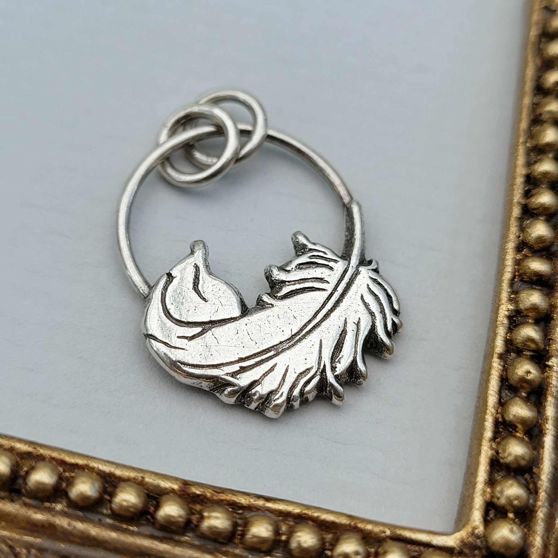 Kettenanhänger Engelsfeder aus recyceltem 925er Silber, handgefertigt in Deutschland - animoART