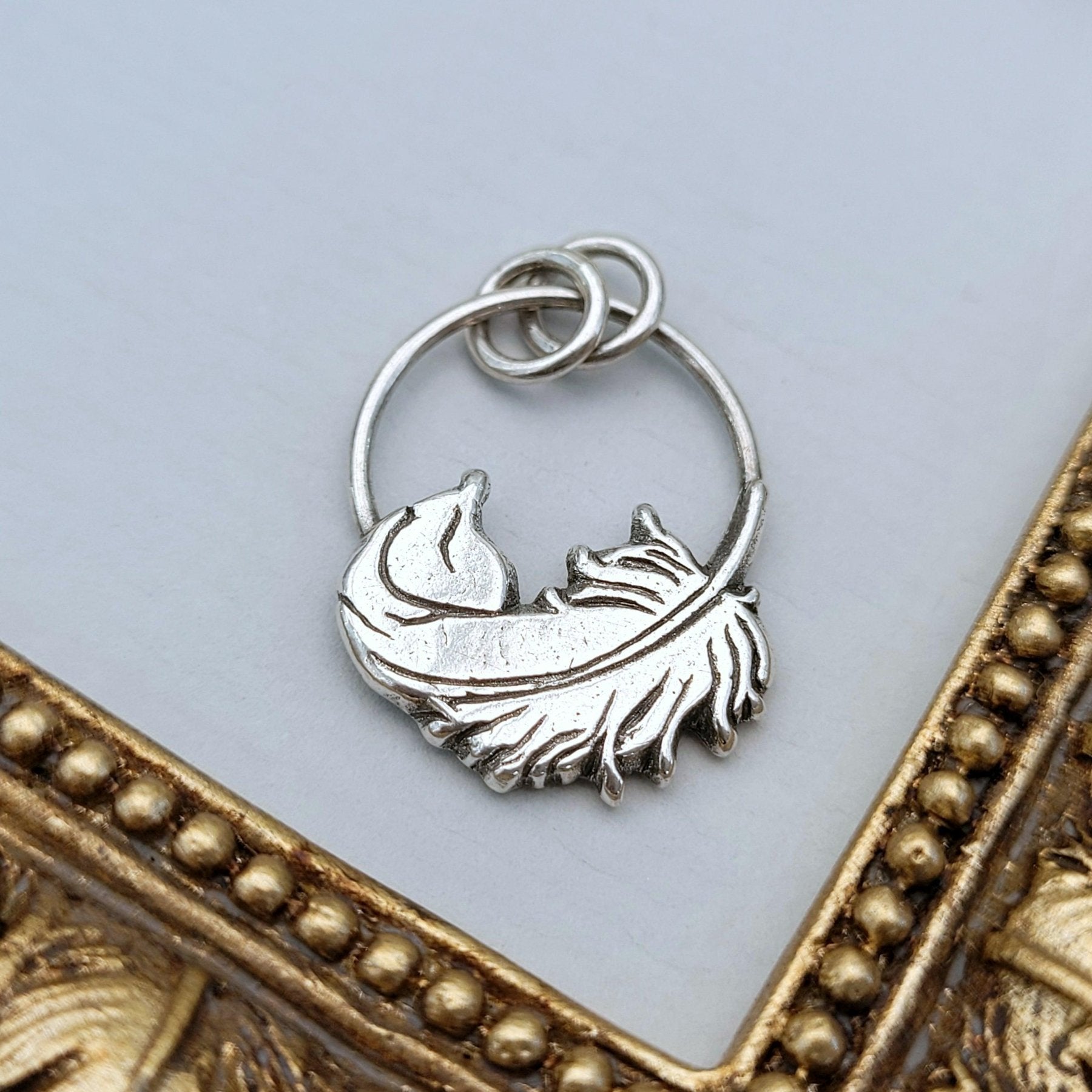 Kettenanhänger Engelsfeder aus recyceltem 925er Silber, handgefertigt in Deutschland - animoART