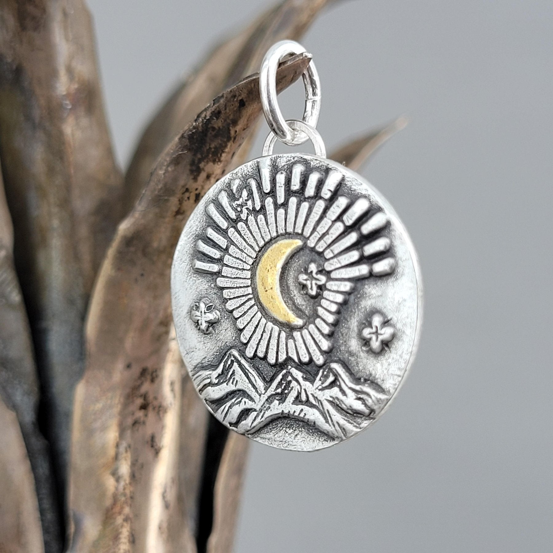 Kettenanhänger "Goldener Mond in den Bergen" recyceltes Silber, handgefertigt - animoART