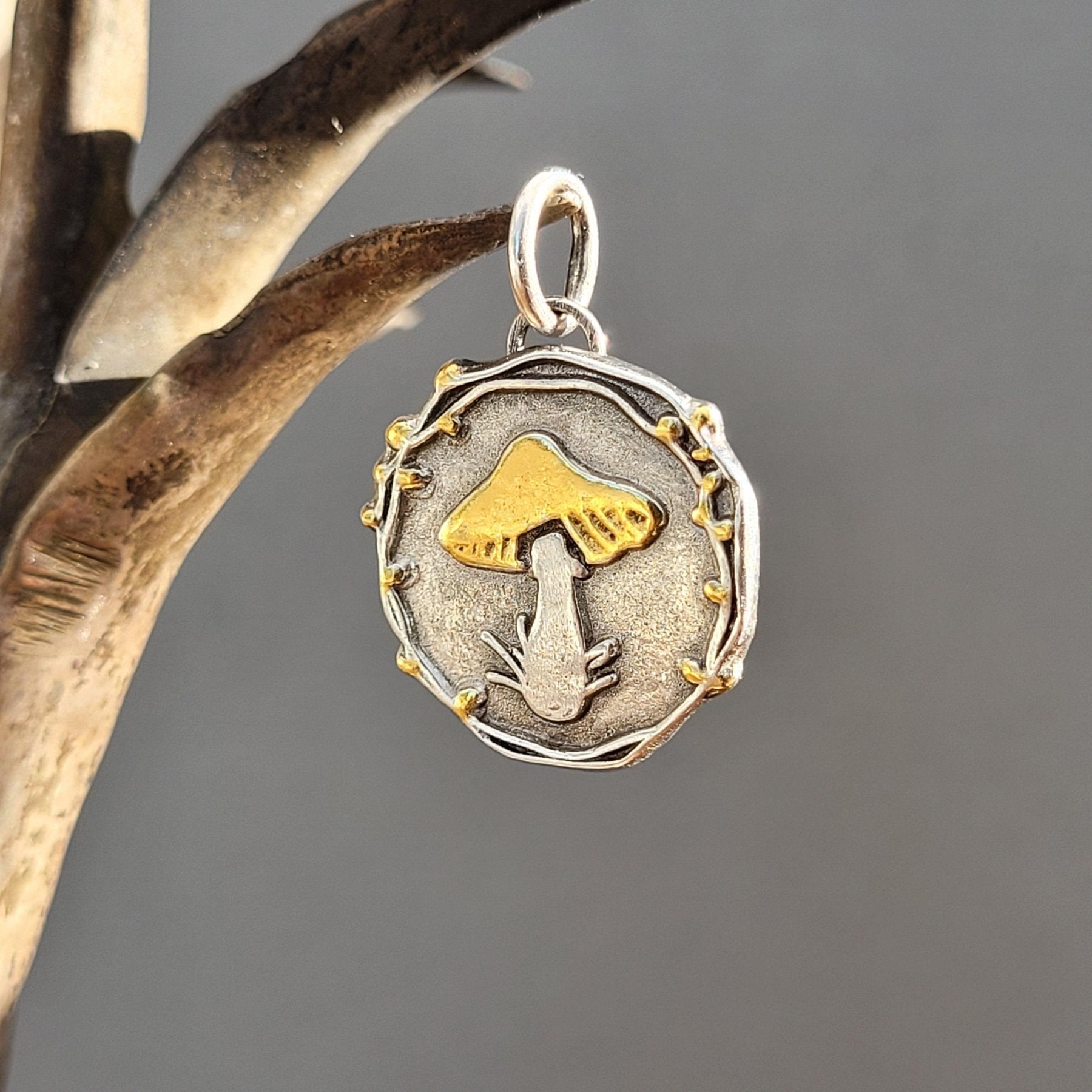 Kettenanhänger "kleiner Pilz" handgefertigt aus recyceltem Silber mit 24 Karat Gold - animoART